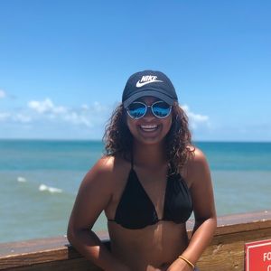 Meet your Posher, Carlynett